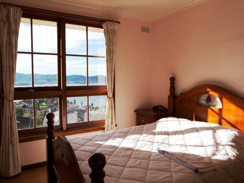 32 Broadwaters Parade, Sandy Bay TAS 7005