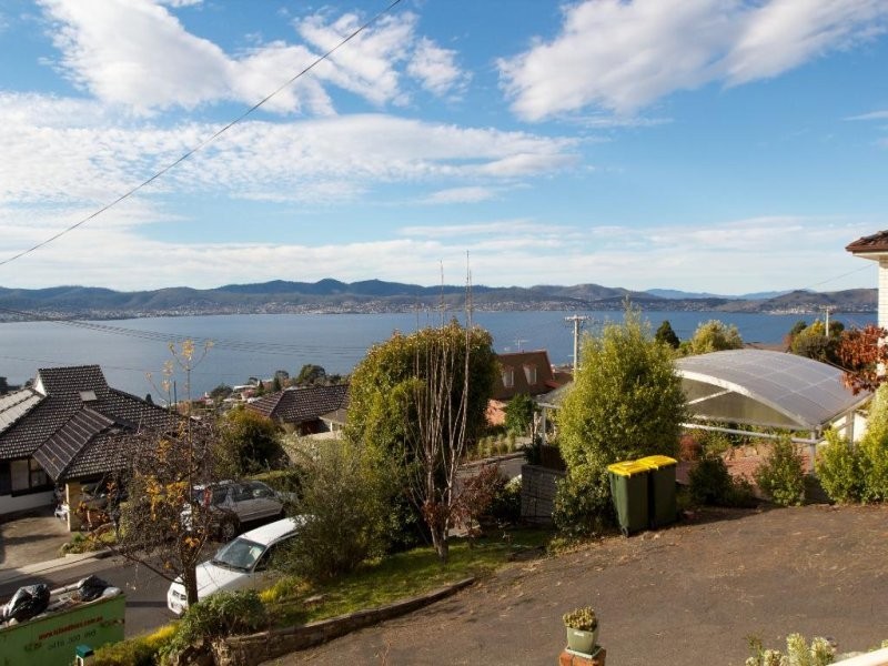 32 Broadwaters Parade, Sandy Bay TAS 7005