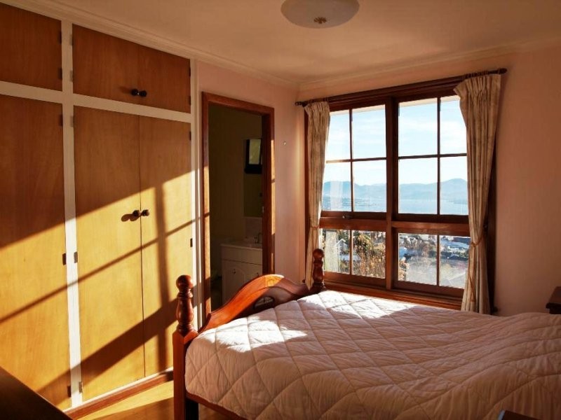 32 Broadwaters Parade, Sandy Bay TAS 7005