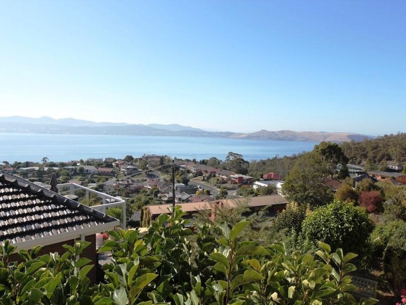 2/3 Broadwaters Parade, Sandy Bay TAS 7005