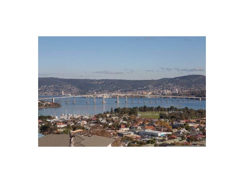 17 Karoola Road, Lindisfarne TAS 7015