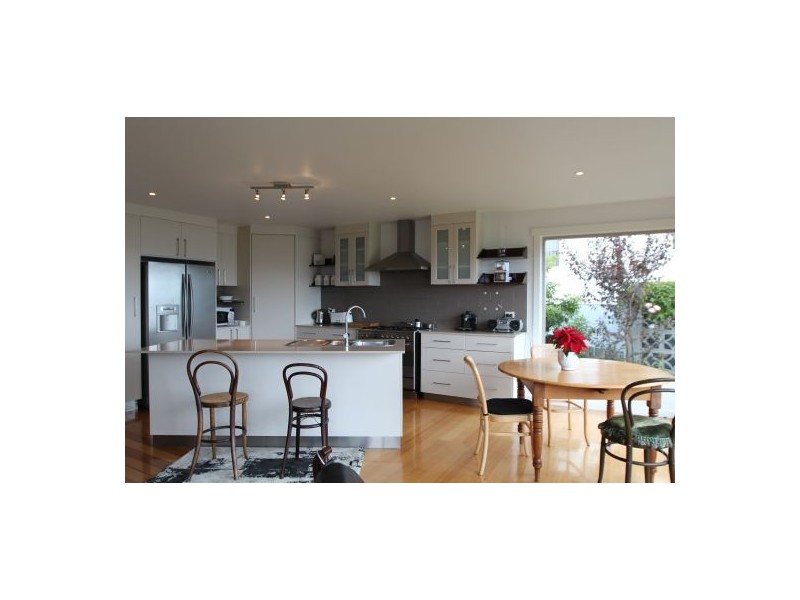17 Karoola Road, Lindisfarne TAS 7015