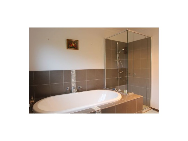 17 Karoola Road, Lindisfarne TAS 7015