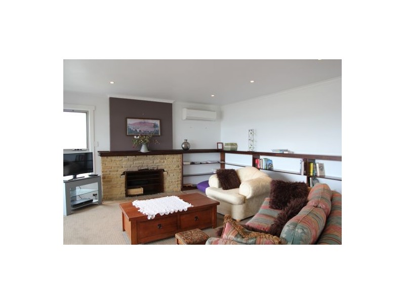 17 Karoola Road, Lindisfarne TAS 7015