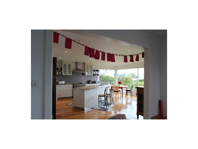 17 Karoola Road, Lindisfarne TAS 7015