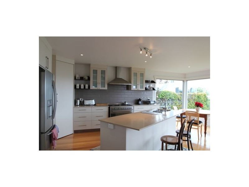 17 Karoola Road, Lindisfarne TAS 7015