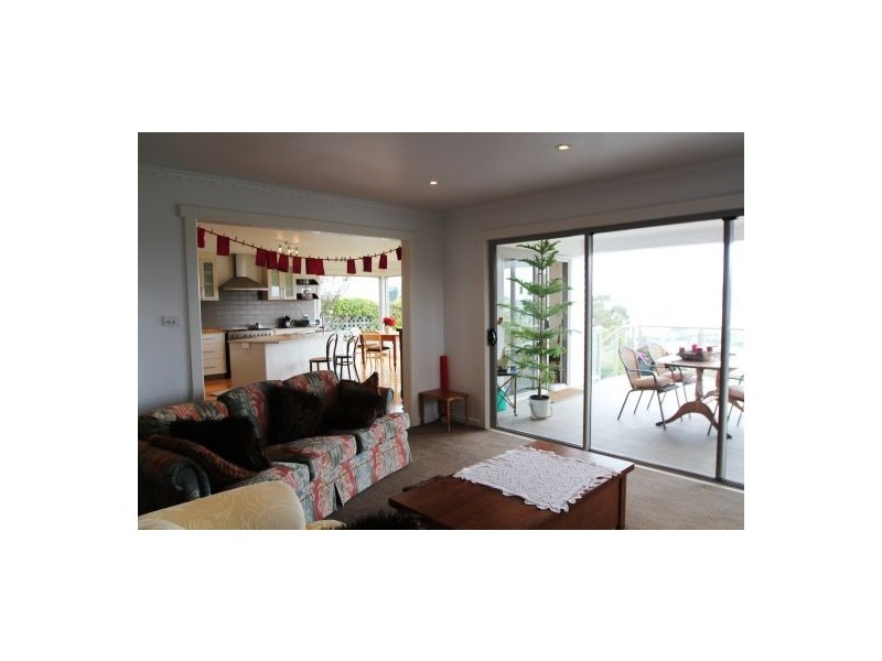 17 Karoola Road, Lindisfarne TAS 7015