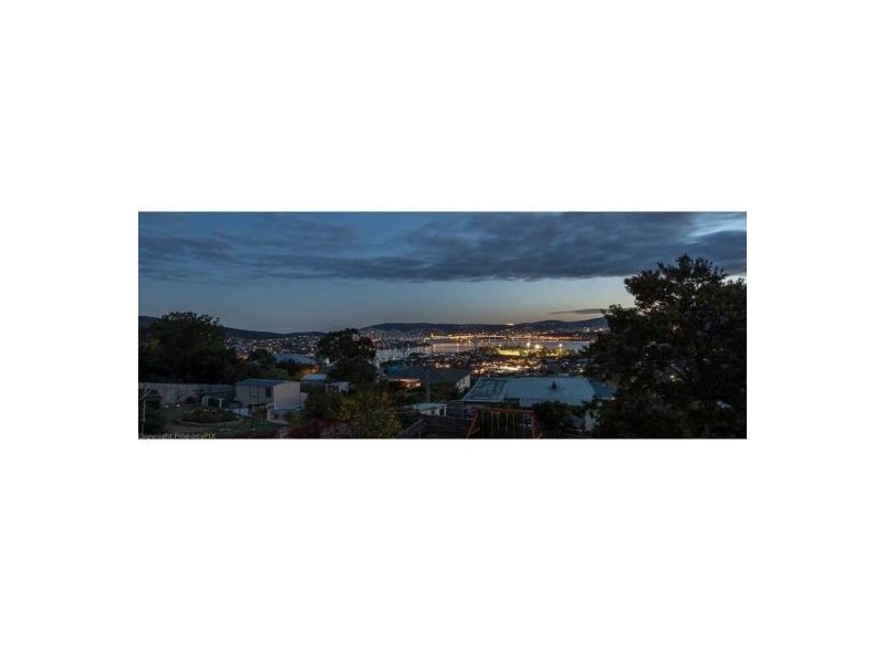 17 Karoola Road, Lindisfarne TAS 7015