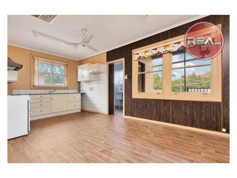 8 Lindsay Street, Elizabeth Downs SA 5113