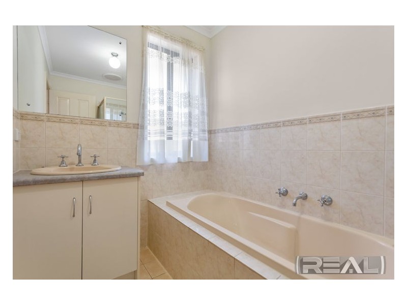 24 Kari Crescent, Huntfield Heights SA 5163