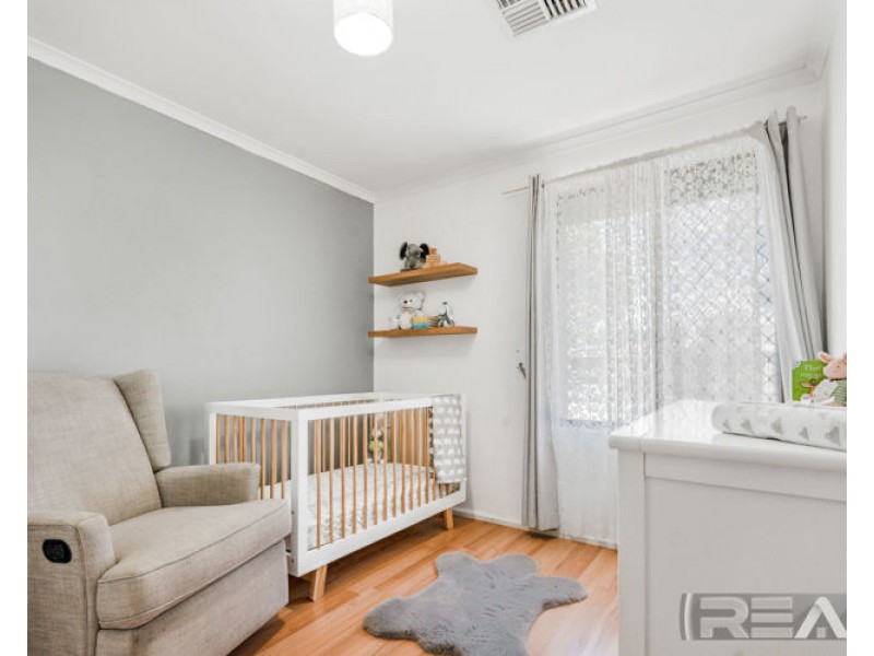 4 Oak Avenue, Burton SA 5110