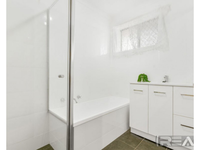 4 Oak Avenue, Burton SA 5110