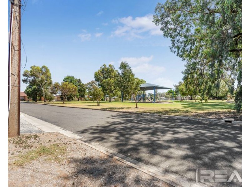 7 Sturt Road, Valley View SA 5093