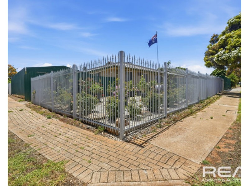 1 Linger Crescent, Elizabeth Downs SA 5113