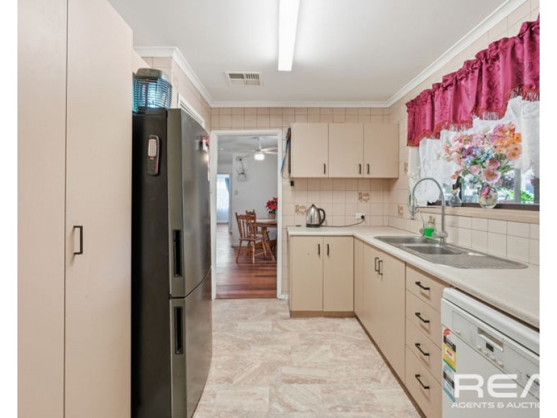 1 Linger Crescent, Elizabeth Downs SA 5113