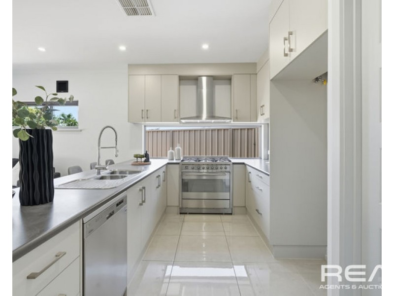 4 Patterson Close, Vista SA 5091