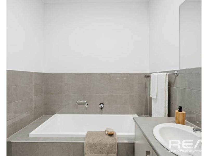 4 Patterson Close, Vista SA 5091