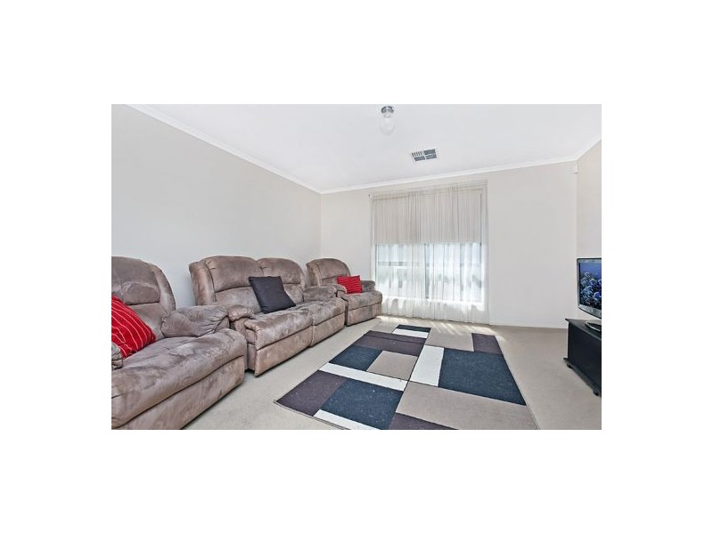 8 Orange Parade, Munno Para West SA 5115