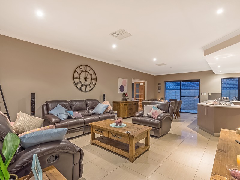 11 Mulgrave Loop, Mindarie WA 6030