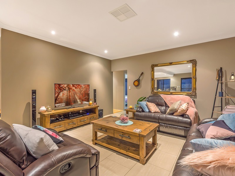 11 Mulgrave Loop, Mindarie WA 6030