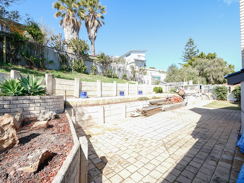 16 Robinson Avenue, Quinns Rocks WA 6030