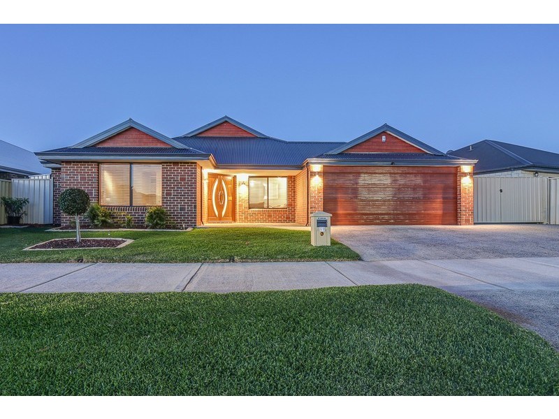 17 Beachwood Crescent, Butler WA 6036