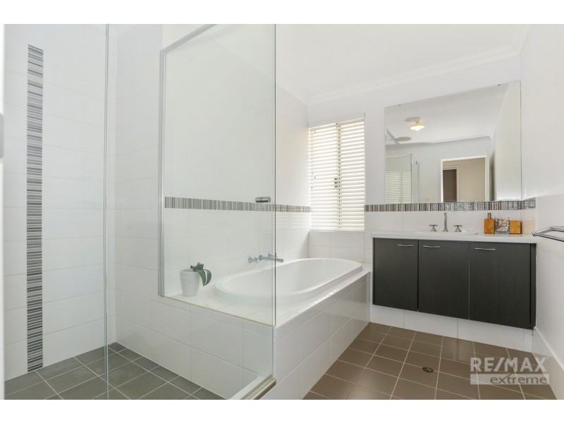 33 Windjammer Parkway, Jindalee WA 6036