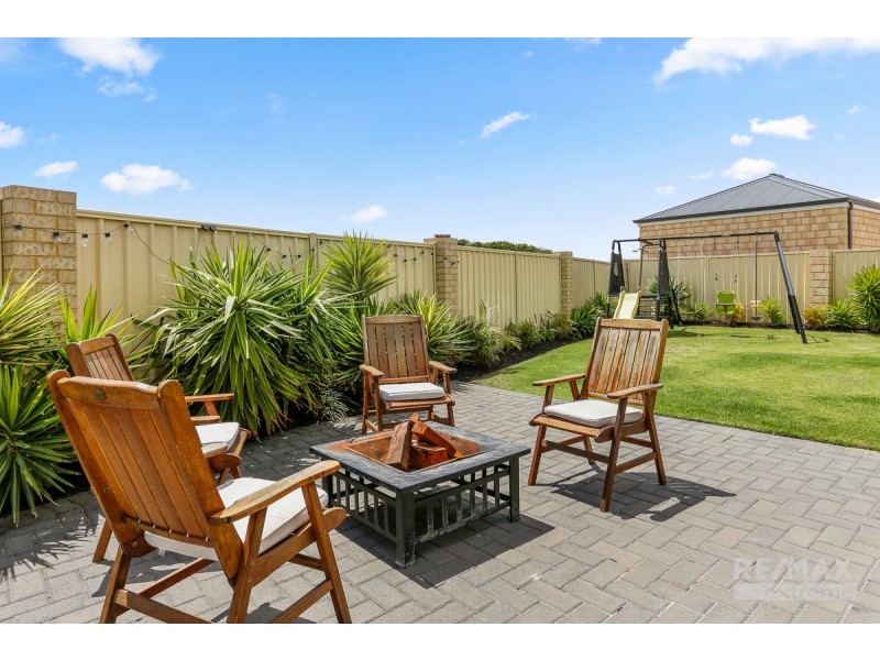 33 Windjammer Parkway, Jindalee WA 6036