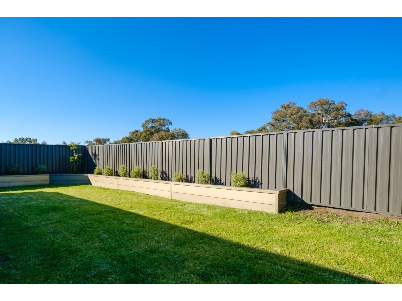 19 Lankester Court, Thurgoona NSW 2640