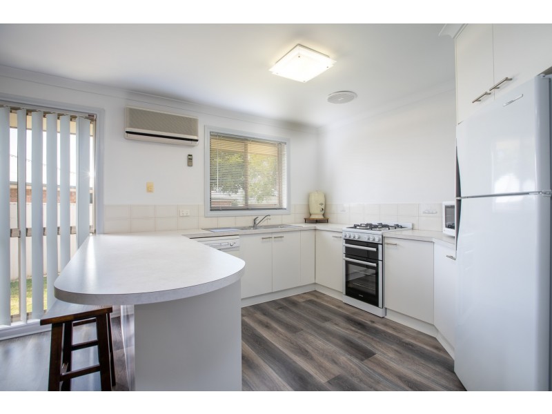 33 Saville Avenue, Lavington NSW 2641