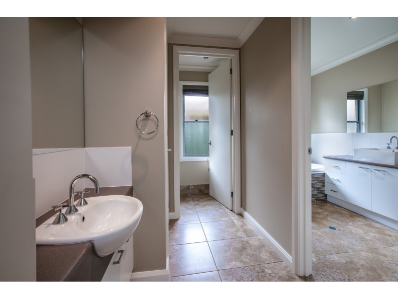 15 Champions Drive, Glenroy NSW 2640