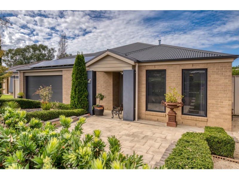 26 Nicola Place, Lavington NSW 2641