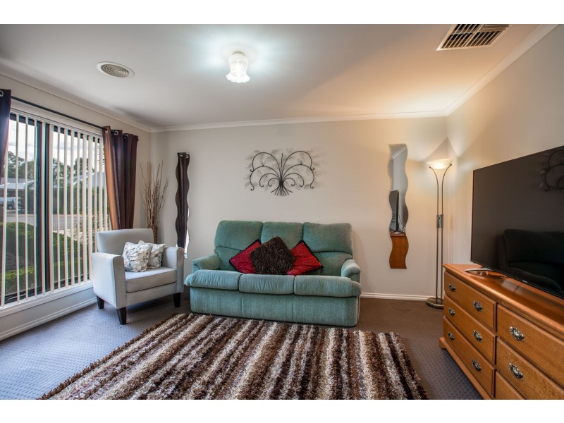 26 Nicola Place, Lavington NSW 2641