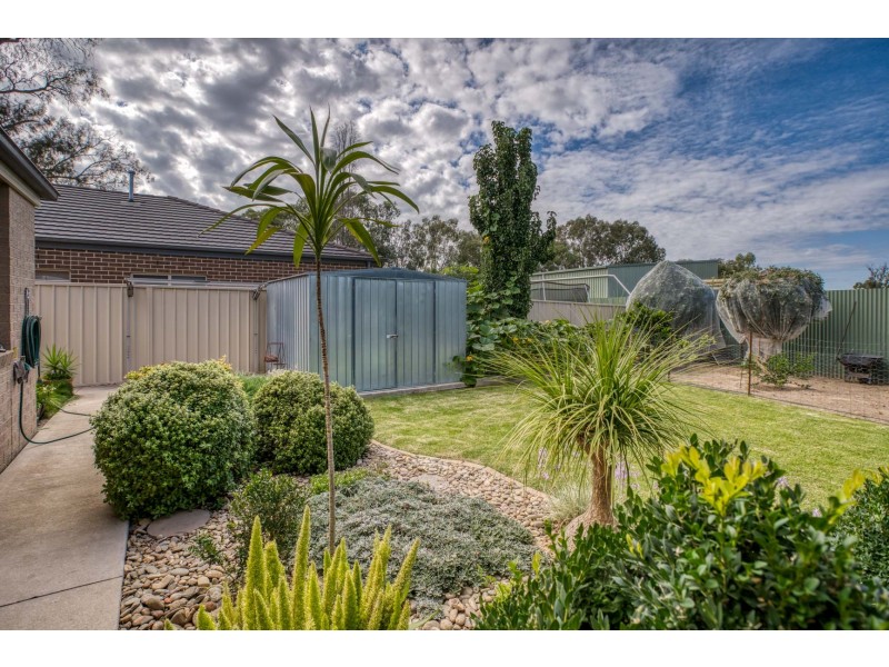 26 Nicola Place, Lavington NSW 2641