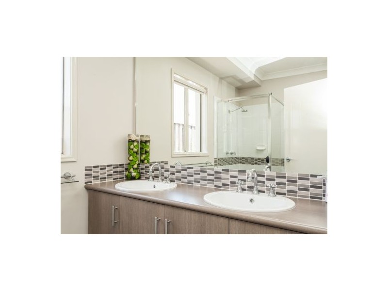 4 Rainlily Cres, Upper Coomera QLD 4209