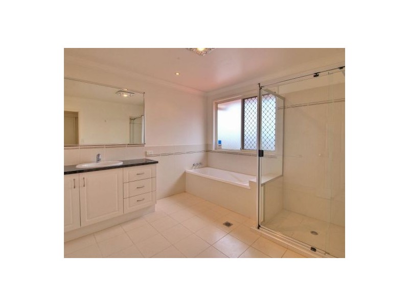 16 Cornell CL, Regents Park QLD 4118