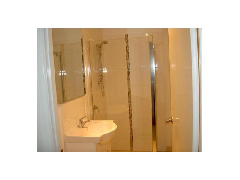 Tri-Level23 /11 portia st, Kingston QLD 4114