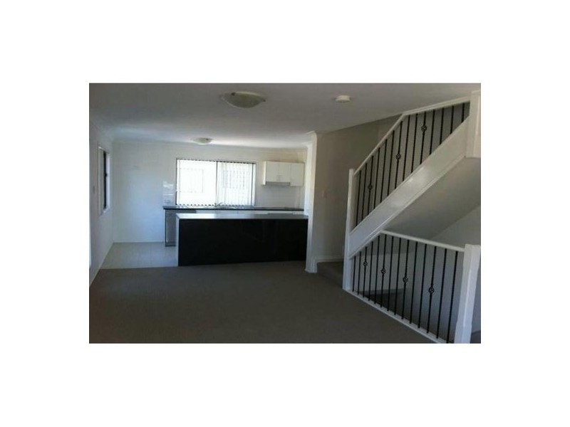 Tri-Level23 /11 portia st, Kingston QLD 4114