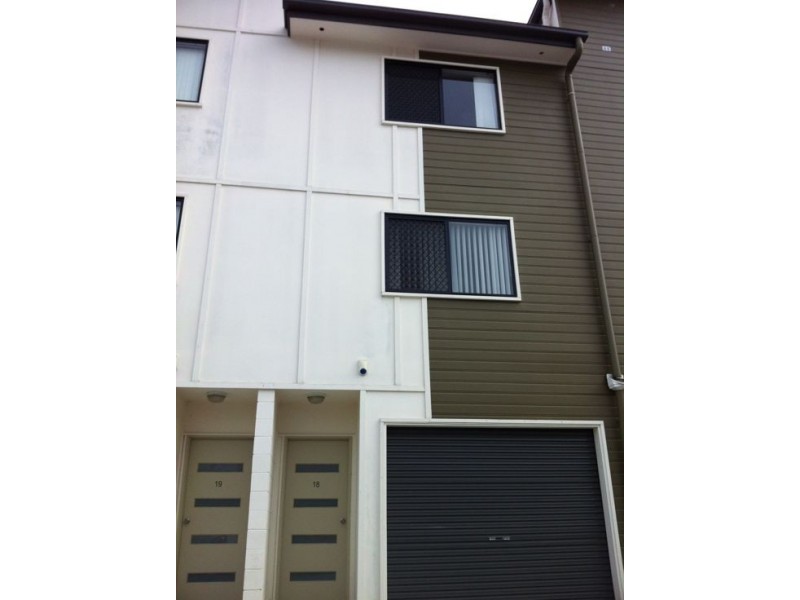 Tri-Level23 /11 portia st, Kingston QLD 4114