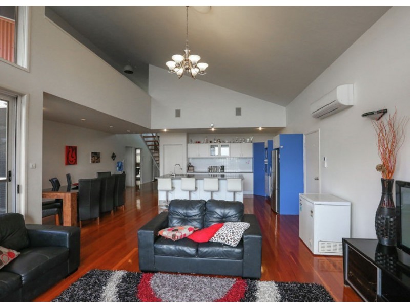 6-8 Hillside Crescent, Edens Landing QLD 4207