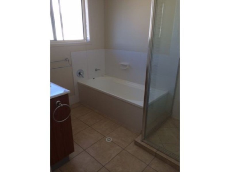 6/11 Pyranees, Calamvale QLD 4116