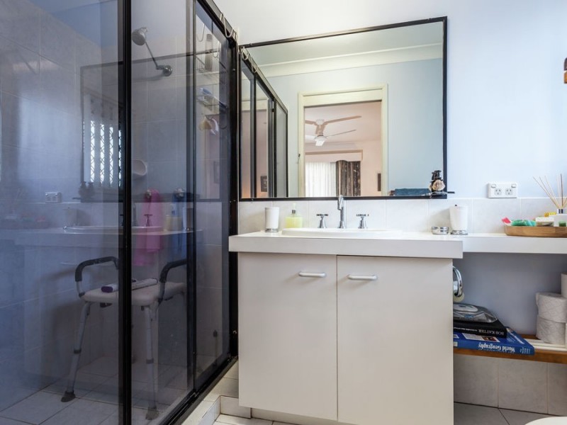 4 Mattes Place, Meadowbrook QLD 4131