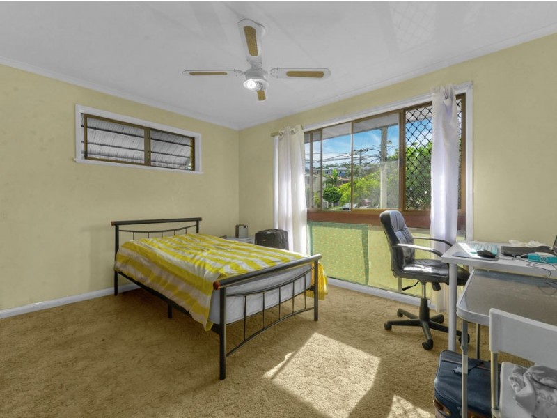77 GROUT STREET, Macgregor QLD 4109