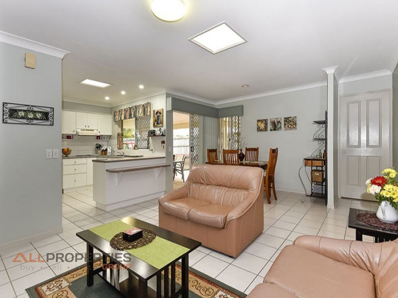 8 Avondale Cres, Parkinson QLD 4115