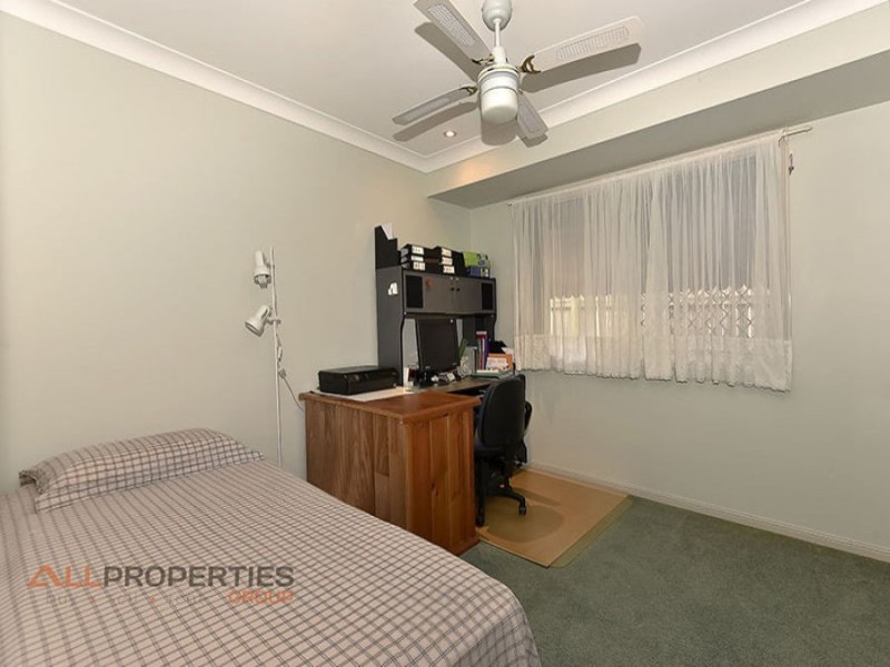 8 Avondale Cres, Parkinson QLD 4115