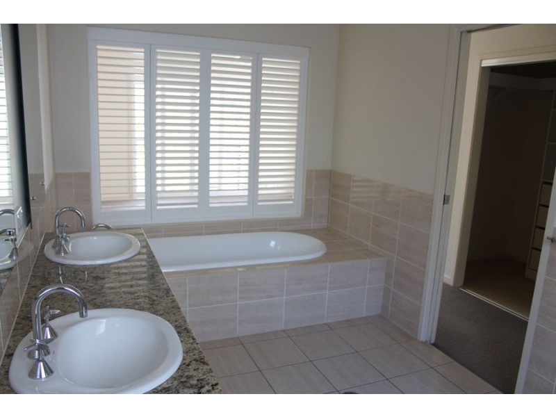 Mount Ommaney QLD 4074