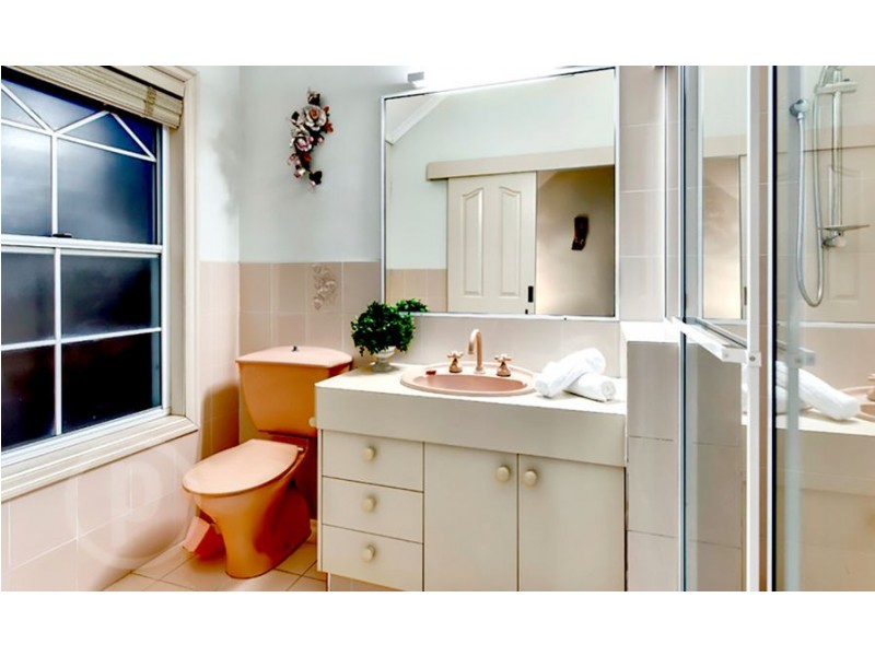 235 MOUNT OMMANEY DRIVE, Mount Ommaney QLD 4074