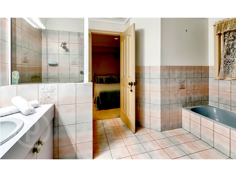 235 MOUNT OMMANEY DRIVE, Mount Ommaney QLD 4074