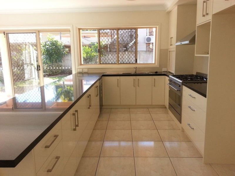82 Lindfield Circuit, Robertson QLD 4109