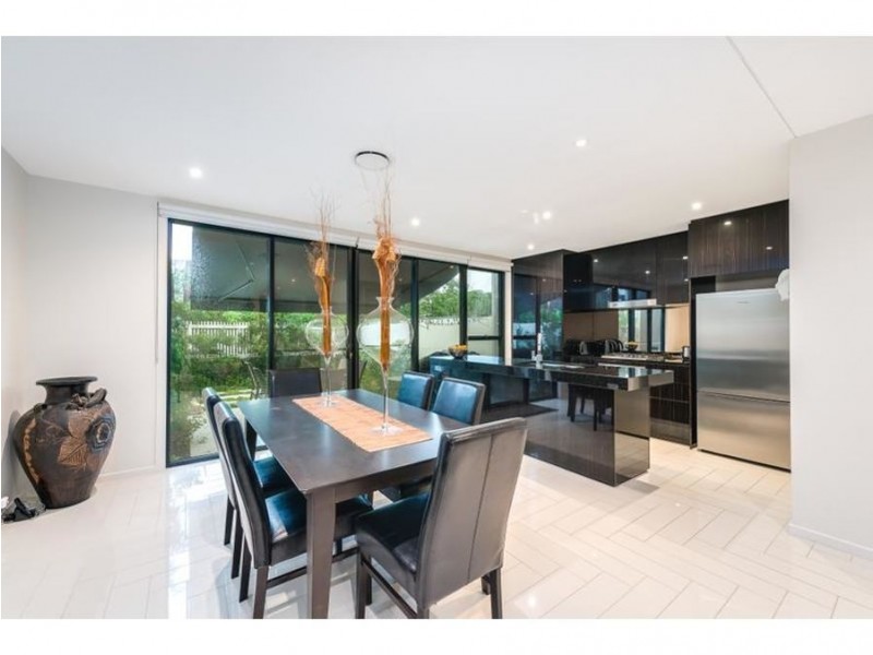 33 Theatre Drive, Benowa QLD 4217